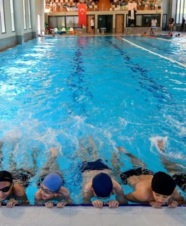 bornova-belediyesinden-ucretsiz-yuzme-kurslari-UAKiRVWs.webp