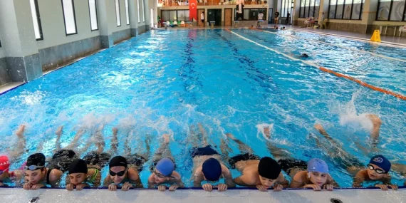 bornova-belediyesinden-ucretsiz-yuzme-kurslari-UAKiRVWs.webp