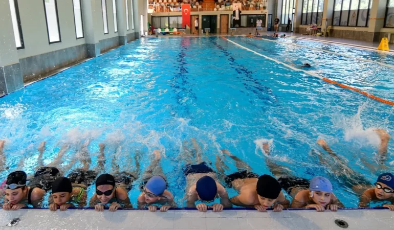 bornova-belediyesinden-ucretsiz-yuzme-kurslari-UAKiRVWs.webp