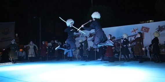 golcuk-anitparkta-kafkas-folklor-etkinligi-duzenleniyor-EXsWn1Rf.jpg