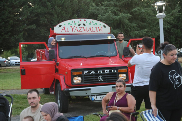 Gölcük Belediyesi Yaz Sinema Etkinlikleri’nde Selvi Boylum Al Yazmalım Rüzgarı Esti
