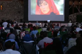 golcuk-belediyesi-yaz-sinema-etkinliklerinde-selvi-boylum-al-yazmalim-ruzgari-esti-jlbwTaz5.webp