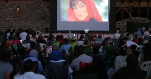 golcuk-belediyesi-yaz-sinema-etkinliklerinde-selvi-boylum-al-yazmalim-ruzgari-esti-jlbwTaz5.webp