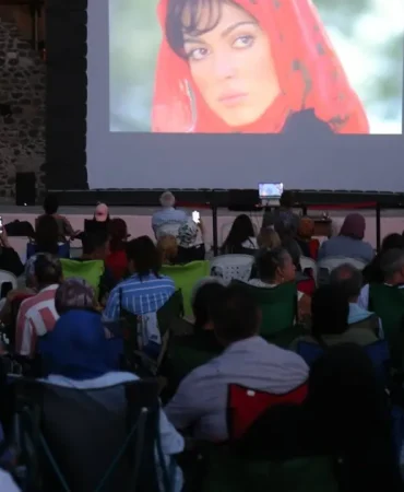 golcuk-belediyesi-yaz-sinema-etkinliklerinde-selvi-boylum-al-yazmalim-ruzgari-esti-jlbwTaz5.webp