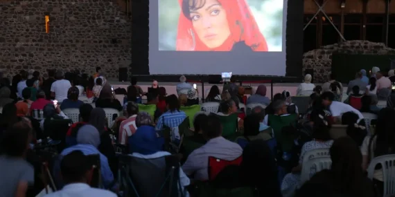 golcuk-belediyesi-yaz-sinema-etkinliklerinde-selvi-boylum-al-yazmalim-ruzgari-esti-jlbwTaz5.webp
