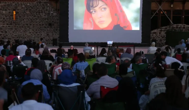 golcuk-belediyesi-yaz-sinema-etkinliklerinde-selvi-boylum-al-yazmalim-ruzgari-esti-jlbwTaz5.webp