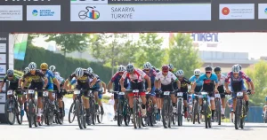 sakaryada-nefes-kesen-sampiyona-genc-pedallar-zirve-icin-yaristi-MtBqftcg.webp