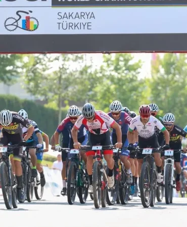 sakaryada-nefes-kesen-sampiyona-genc-pedallar-zirve-icin-yaristi-MtBqftcg.webp