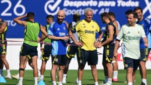 fenerbahce-uefa-sampiyonlar-ligi-3-eleme-turunda-feyenoorda-konuk-oluyor-1MTBuqUl.jpg