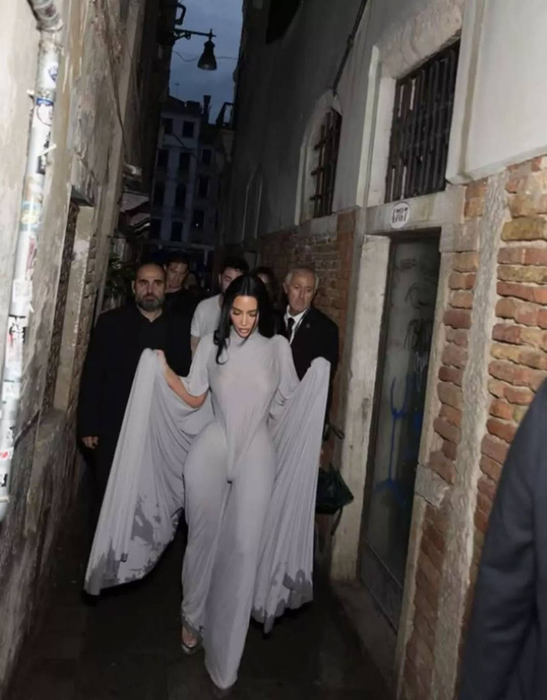Kim Kardashian’ın Cesur Elbisesi: Tasarım ve Yorumlar