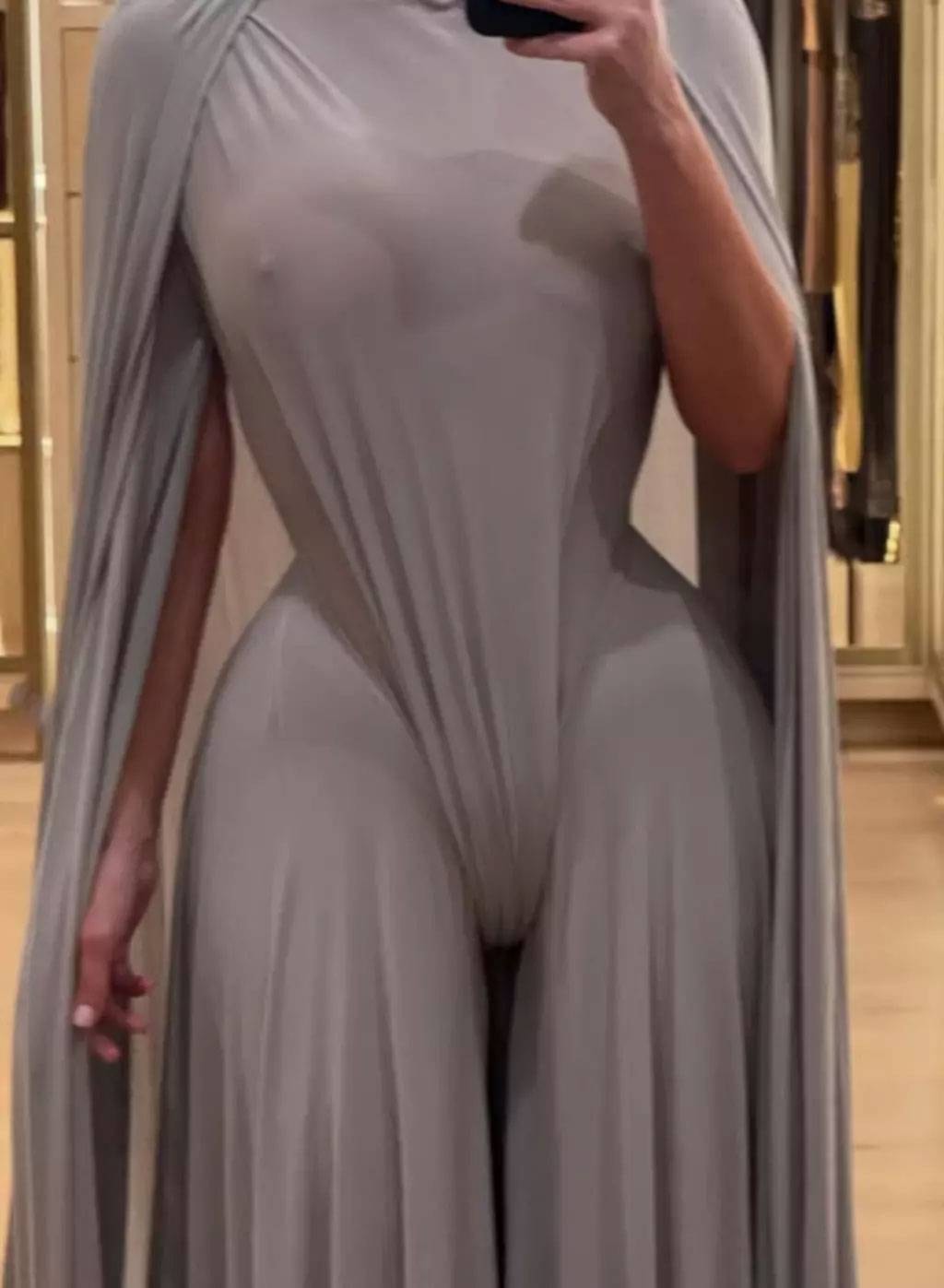 Kim Kardashian’ın Cesur Elbisesi: Tasarım ve Yorumlar