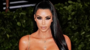 kim-kardashianin-cesur-elbisesi-tasarim-ve-yorumlar-GaXUFzye.jpg