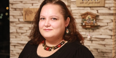 once-aile-dernegi-bu-yil-yilin-rol-modeli-odulunu-sanatci-eylem-erdem-ugurluya-verdi-5FdFKLrQ.jpeg
