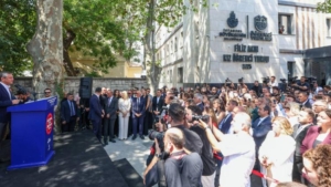 ozgur-ozel-imamoglu-yeni-kiz-yurduna-filiz-akinin-adini-verdi-Mz6nE1UH.jpg
