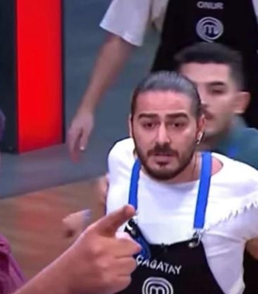 masterchef-turkiyede-gerginlik-suruyor-cagatay-ile-mehmet-yalcinkaya-arasindaki-tansiyon-yukseldi-4RVOPXpf.jpg