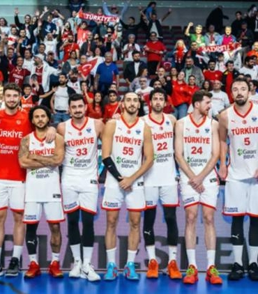 turkiye-a-milli-basketbol-takimi-eurobasket-2025-ceyrek-finalinde-polonyaya-karsi-mucadele-ediyor-dh3QZ7ei.jpg