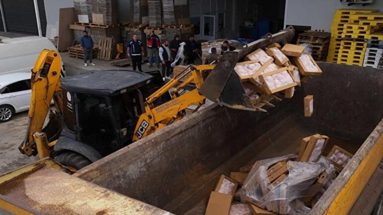 aksuda-bozulmus-tavuk-urunleriyle-dolu-depolar-operasyonla-kapatildi-25-tonluk-gida-hizmet-wow-UVzqpLXx.jpg