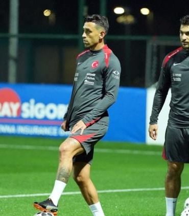 irfan-can-kahveci-fenerbahcede-kadro-disi-sureci-aileyle-cozum-icin-adimlar-atiliyor-8R163Vel.jpg