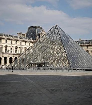 louvre-soygunu-adi-suclularin-eseri-88-milyon-euro-degerinde-mucevherler-calindi-FEVcZa84.jpg