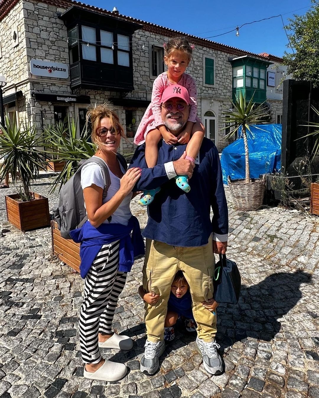 Doğa Rutkay Kamal, Urla’da ailesiyle yeni yaşamını sürdürürken iş ve özel hayatını dengelemeyi nasıl kurduğunu paylaşıyor