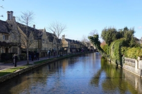 bourton-on-the-waterda-asiri-turizm-baskisi-halk-ve-ziyaretciler-icin-zorlanan-gunler-GQpJBwVl.jpg