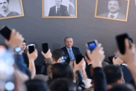 erdogan-universiteli-genclerle-bulustu-siire-gazele-sarkisina-eslik-ve-secim-oncesi-siyasi-giyim-tartismasi-ZzE8TuZT.jpg