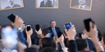 erdogan-universiteli-genclerle-bulustu-siire-gazele-sarkisina-eslik-ve-secim-oncesi-siyasi-giyim-tartismasi-ZzE8TuZT.jpg
