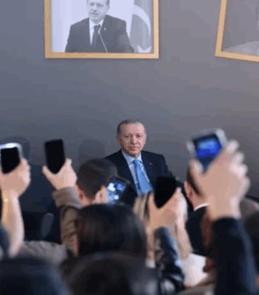 erdogan-universiteli-genclerle-bulustu-siire-gazele-sarkisina-eslik-ve-secim-oncesi-siyasi-giyim-tartismasi-ZzE8TuZT.jpg