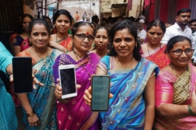 hindistanda-kadinlara-verilen-nakit-destek-ev-islerinin-degerini-artiran-dev-program-fA587XAs.jpg