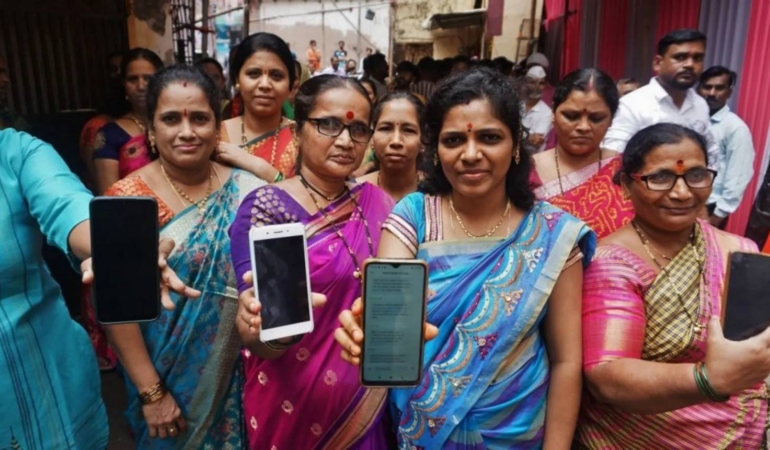 hindistanda-kadinlara-verilen-nakit-destek-ev-islerinin-degerini-artiran-dev-program-fA587XAs.jpg