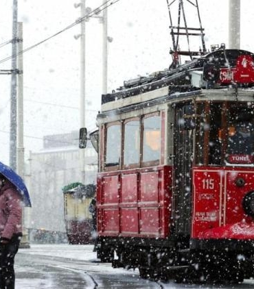 istanbul-icin-kar-takvimi-ve-ozellikle-sehir-ekipleri-hazir-0ce-dususun-ardindan-ilk-kar-ekrIJmr2.jpg
