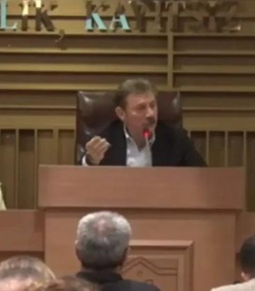 mecliste-gerginlik-bahadirin-ozcana-yonelttigi-sozler-ve-ruhsat-tartismasi-9wLFiJ4A.jpg