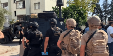 Adana'da Polise El Bombası ve Silahla Direnen Firari Zanlı ile Suç Ortağı Tutuklandı