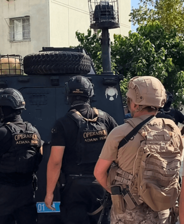 Adana'da Polise El Bombası ve Silahla Direnen Firari Zanlı ile Suç Ortağı Tutuklandı