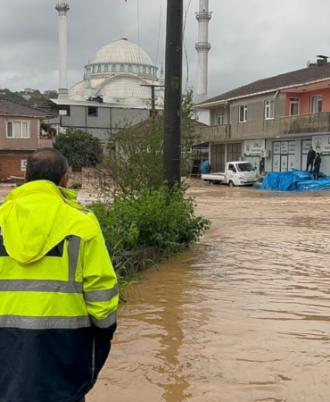 Sakarya'nın Karasu İlçesinde Dere Taştı Ev ve İş Yerlerini Su Bastı