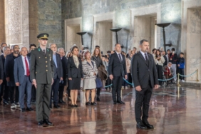 Muayenehaneler Derneği 1 Ekim Ulusal Muayenehane Hekimleri Gününde Anıtkabir'i Ziyaret Etti