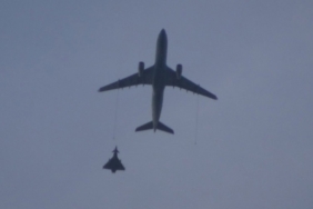 Almanya'da Nürnberg Havalimanı acil durum nedeniyle uçuş trafiğine kapatıldı. Korfu'dan gelen Corendon Airlines yolcu uçağına Eurofighter savaş uçakları eşlik etti. Polis geniş güvenlik önlemi aldı, uçuşların yeniden başlama saati belirsiz.