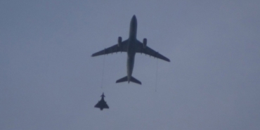 Almanya'da Nürnberg Havalimanı acil durum nedeniyle uçuş trafiğine kapatıldı. Korfu'dan gelen Corendon Airlines yolcu uçağına Eurofighter savaş uçakları eşlik etti. Polis geniş güvenlik önlemi aldı, uçuşların yeniden başlama saati belirsiz.